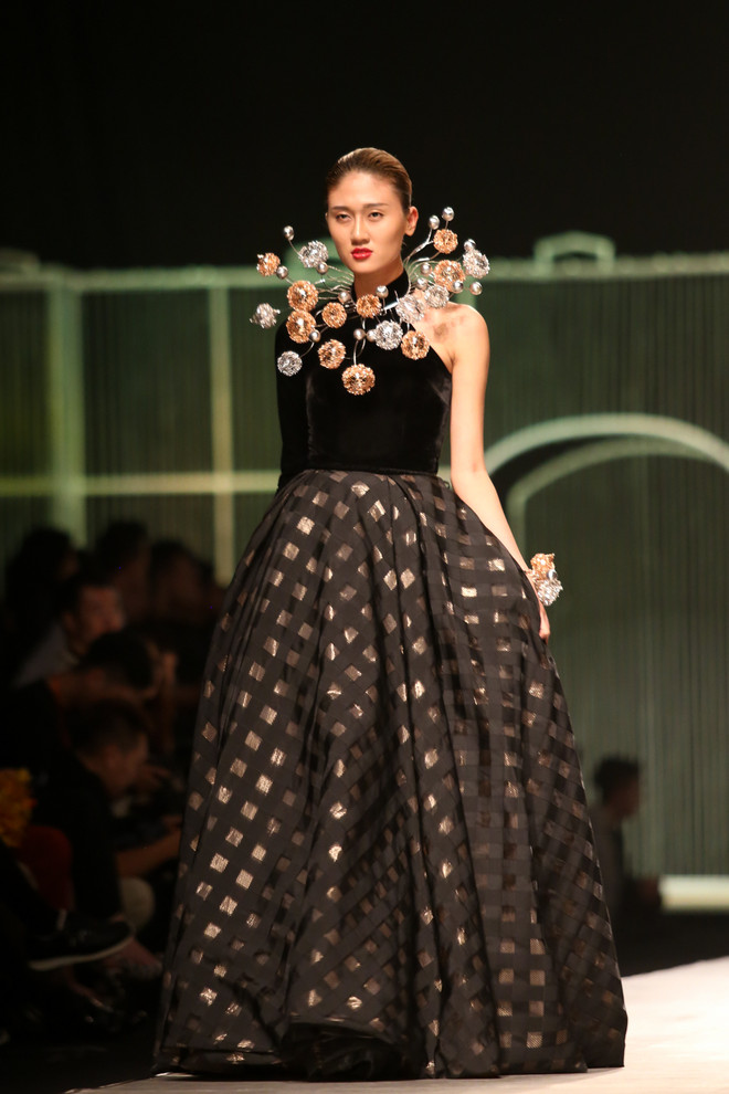 Ca sỹ Tóc Tiên quyến rũ với bộ sưu tập trang sức "Tôi yêu Việt Nam" ảnh 17