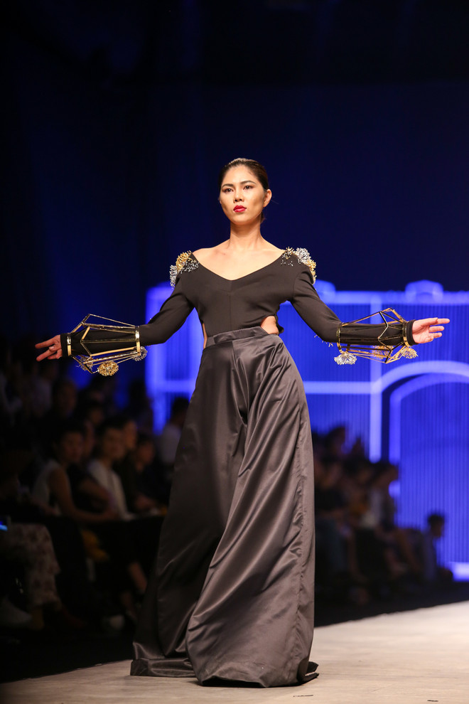 Ca sỹ Tóc Tiên quyến rũ với bộ sưu tập trang sức "Tôi yêu Việt Nam" ảnh 13