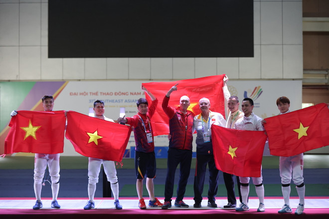SEA Games 31: VN giành huy chương vàng đồng đội nội dung kiếm chém ảnh 2
