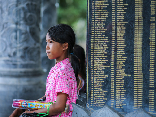 Những em bé mưu sinh tại nghĩa trang Trường Sơn ảnh 10