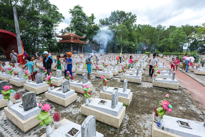 Những em bé mưu sinh tại nghĩa trang Trường Sơn ảnh 2