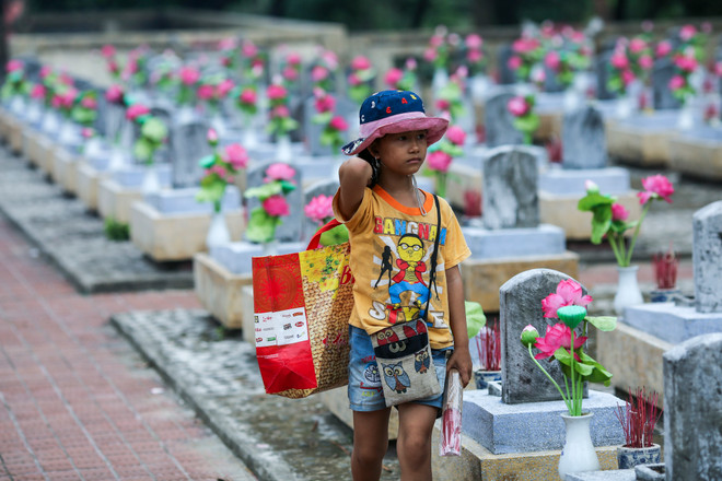 Những em bé mưu sinh tại nghĩa trang Trường Sơn ảnh 9