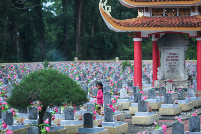 Những em bé mưu sinh tại nghĩa trang Trường Sơn ảnh 12