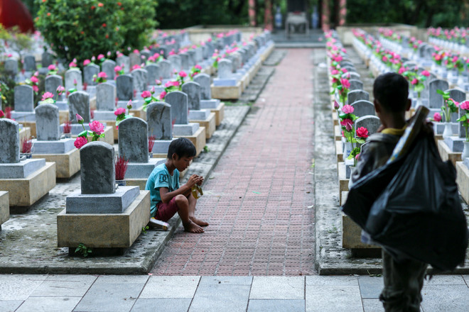 Những em bé mưu sinh tại nghĩa trang Trường Sơn ảnh 5