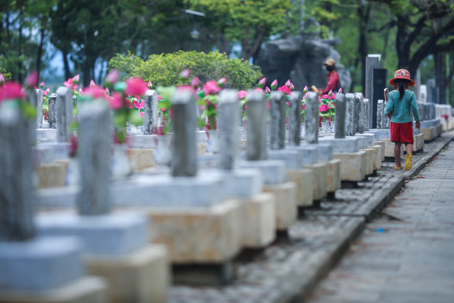 Những em bé mưu sinh tại nghĩa trang Trường Sơn ảnh 13