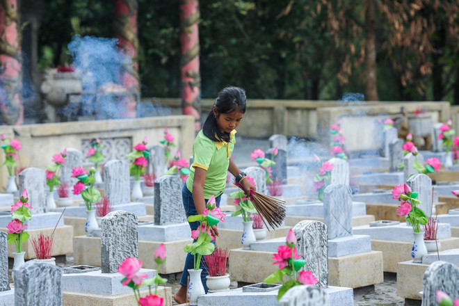 Những em bé mưu sinh tại nghĩa trang Trường Sơn ảnh 7
