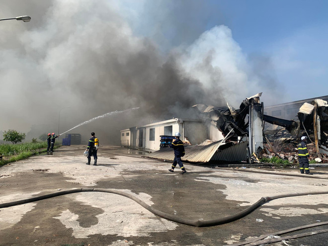 Cháy lớn tại Khu công nghiệp Quang Minh, khói bốc cao hàng chục mét ảnh 1