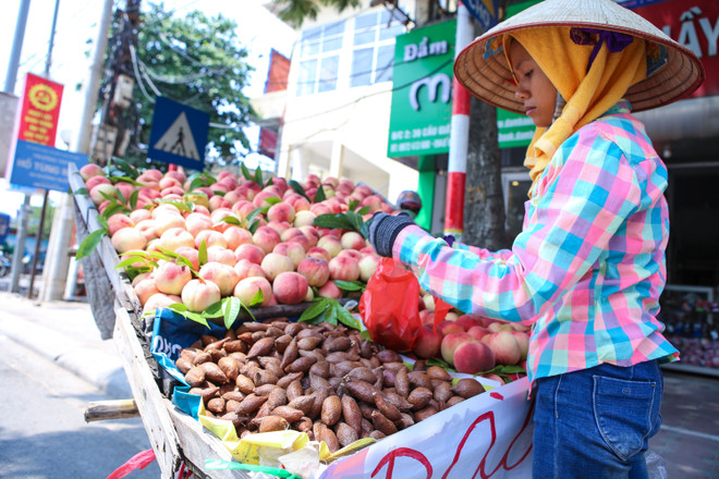 Người dân tò mò với loại quả “lạ” xuất hiện trên đường phố Hà Nội ảnh 1
