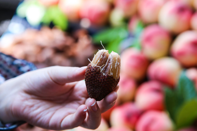 Người dân tò mò với loại quả “lạ” xuất hiện trên đường phố Hà Nội ảnh 2