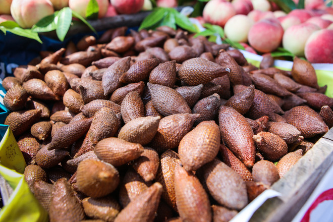 Người dân tò mò với loại quả “lạ” xuất hiện trên đường phố Hà Nội ảnh 4