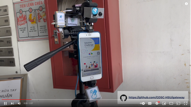 Nhóm Gateway giới thiệu dự án. (Ảnh chụp màn hình) Việt Nam lần đầu chiến thắng cuộc thi Solution Challenge của Google ảnh 2