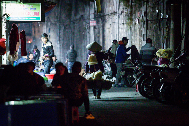 Người lao động mưu sinh trong đêm lạnh buốt của Hà Nội ảnh 2