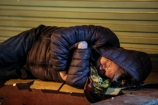 Người lao động mưu sinh trong đêm lạnh buốt của Hà Nội ảnh 15