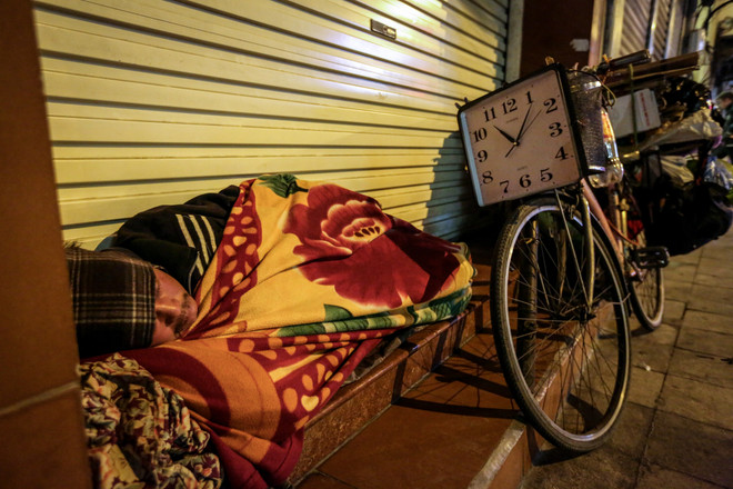 Người lao động mưu sinh trong đêm lạnh buốt của Hà Nội ảnh 16