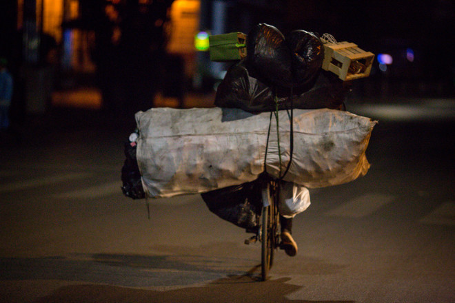 Người lao động mưu sinh trong đêm lạnh buốt của Hà Nội ảnh 12
