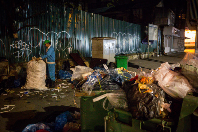 Người lao động mưu sinh trong đêm lạnh buốt của Hà Nội ảnh 9