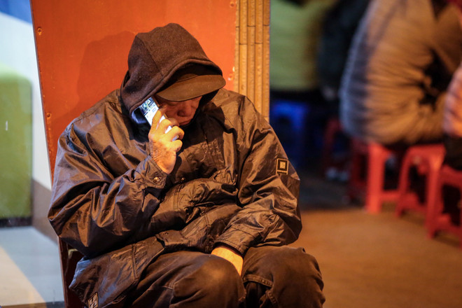 Người lao động mưu sinh trong đêm lạnh buốt của Hà Nội ảnh 13