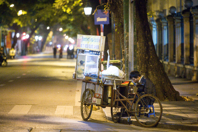 Người lao động mưu sinh trong đêm lạnh buốt của Hà Nội ảnh 6