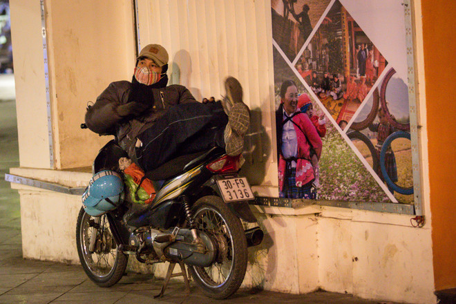 Người lao động mưu sinh trong đêm lạnh buốt của Hà Nội ảnh 11