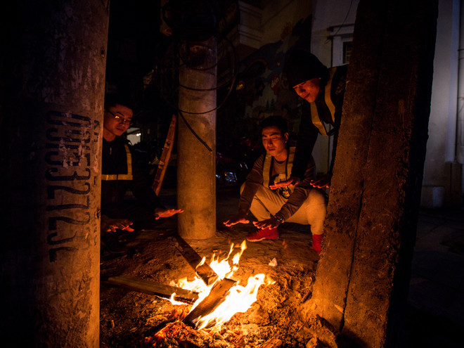 Người lao động mưu sinh trong đêm lạnh buốt của Hà Nội ảnh 7