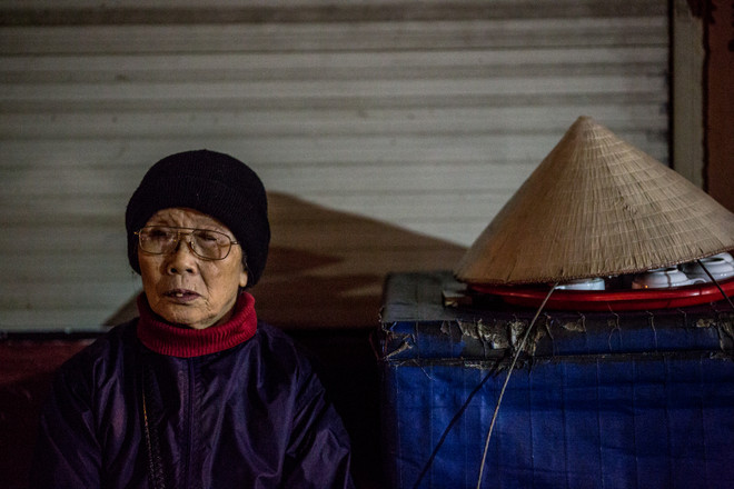 Người lao động mưu sinh trong đêm lạnh buốt của Hà Nội ảnh 10