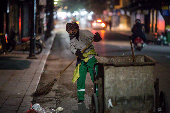 Người lao động mưu sinh trong đêm lạnh buốt của Hà Nội ảnh 3
