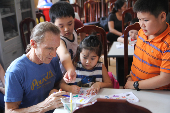 [Photo] Thăm quan lớp học tiếng Anh miễn phí của cựu binh Mỹ ảnh 9