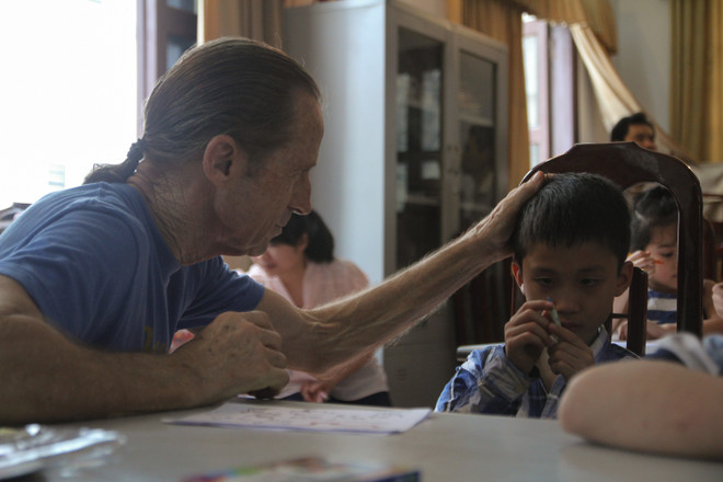 [Photo] Thăm quan lớp học tiếng Anh miễn phí của cựu binh Mỹ ảnh 11