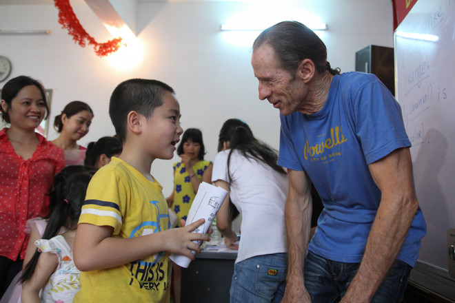 [Photo] Thăm quan lớp học tiếng Anh miễn phí của cựu binh Mỹ ảnh 12