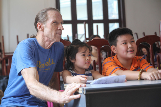 [Photo] Thăm quan lớp học tiếng Anh miễn phí của cựu binh Mỹ ảnh 10