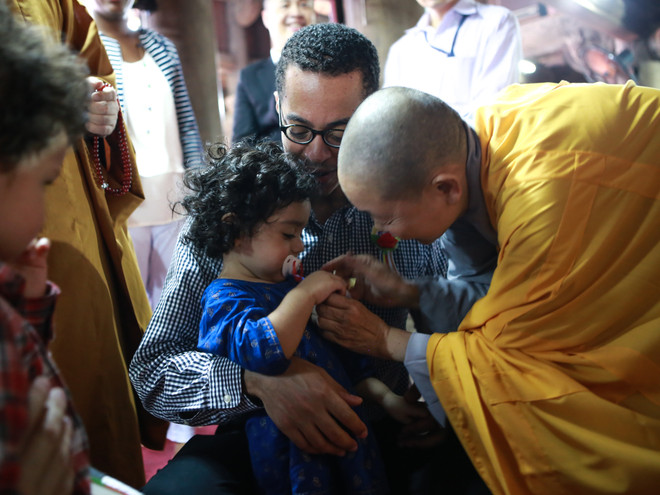 Hà Nội: Đại sứ Mỹ dẫn hai con đến chùa Kim Liên làm lễ Vu Lan ảnh 13