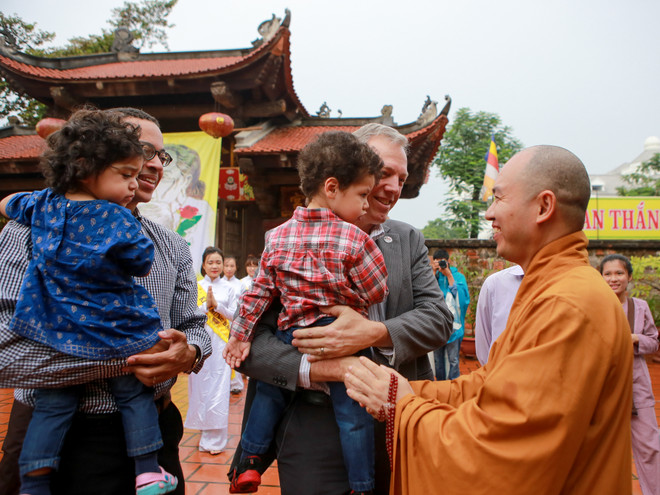 Hà Nội: Đại sứ Mỹ dẫn hai con đến chùa Kim Liên làm lễ Vu Lan ảnh 2