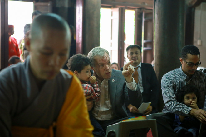 Hà Nội: Đại sứ Mỹ dẫn hai con đến chùa Kim Liên làm lễ Vu Lan ảnh 6