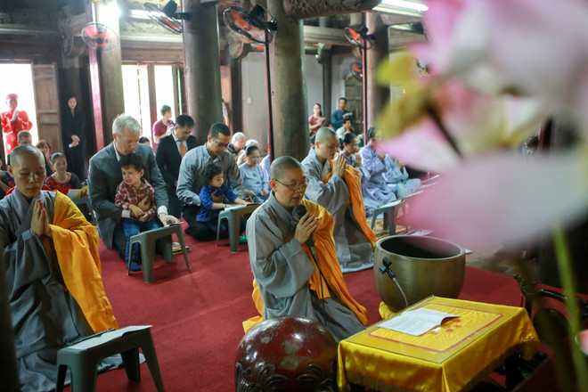 Hà Nội: Đại sứ Mỹ dẫn hai con đến chùa Kim Liên làm lễ Vu Lan ảnh 5