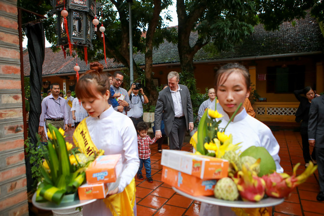 Hà Nội: Đại sứ Mỹ dẫn hai con đến chùa Kim Liên làm lễ Vu Lan ảnh 3