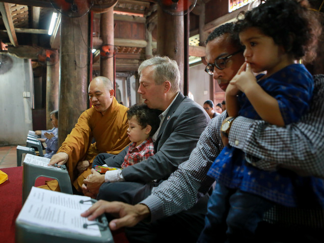 Hà Nội: Đại sứ Mỹ dẫn hai con đến chùa Kim Liên làm lễ Vu Lan ảnh 7