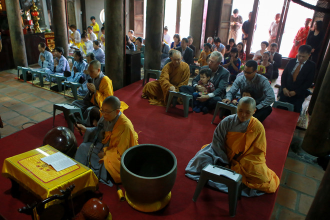 Hà Nội: Đại sứ Mỹ dẫn hai con đến chùa Kim Liên làm lễ Vu Lan ảnh 8