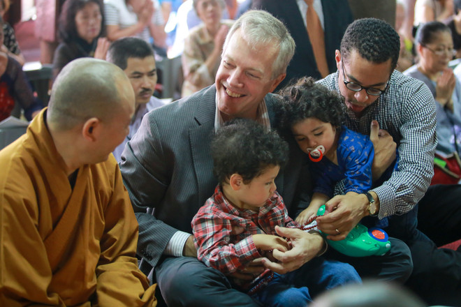 Hà Nội: Đại sứ Mỹ dẫn hai con đến chùa Kim Liên làm lễ Vu Lan ảnh 9