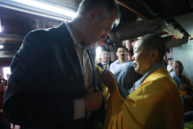 Hà Nội: Đại sứ Mỹ dẫn hai con đến chùa Kim Liên làm lễ Vu Lan ảnh 11