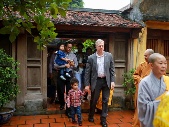 Hà Nội: Đại sứ Mỹ dẫn hai con đến chùa Kim Liên làm lễ Vu Lan ảnh 4