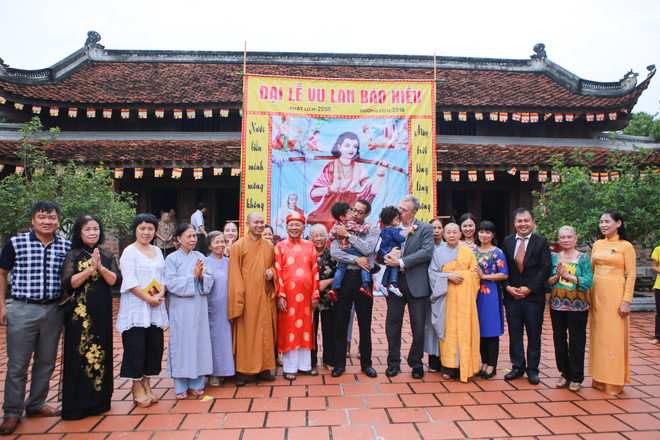 Hà Nội: Đại sứ Mỹ dẫn hai con đến chùa Kim Liên làm lễ Vu Lan ảnh 14