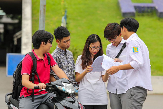 (Ảnh: Minh Sơn/Vietnam+) Kết thúc môn thi Toán, nhiều thi sinh than đề khó hơn năm trước ảnh 11