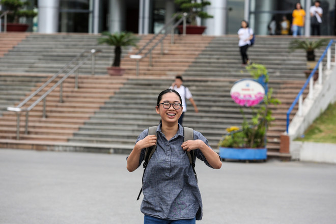 Bạn Nguyễn Thị Thái Hòa, một trong những thí sinh đầu tiên ra khỏi phòng thi tỏ ra rạng rỡ. (Ảnh: Minh Sơn/Vietnam+) Kết thúc môn thi Toán, nhiều thi sinh than đề khó hơn năm trước ảnh 3
