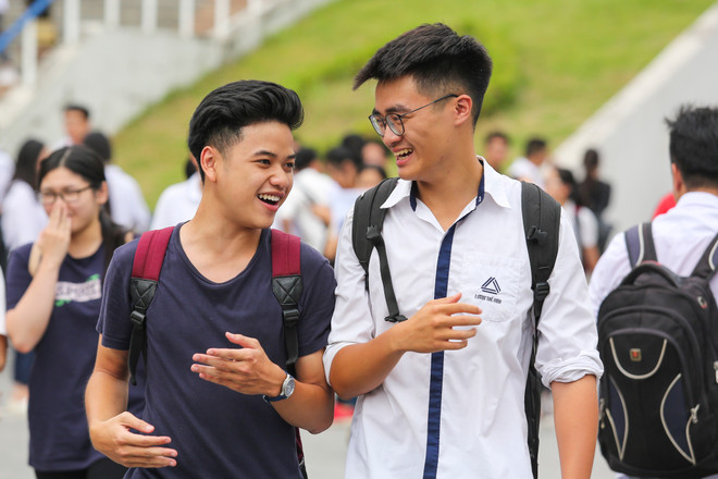 (Ảnh: Minh Sơn/Vietnam+) Kết thúc môn thi Toán, nhiều thi sinh than đề khó hơn năm trước ảnh 10