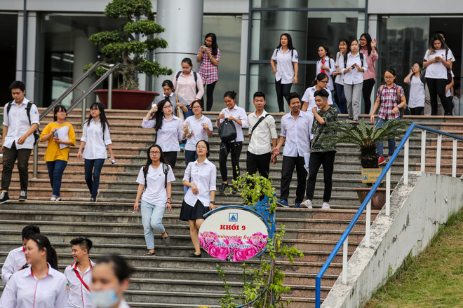 (Ảnh: Minh Sơn/Vietnam+) Kết thúc môn thi Toán, nhiều thi sinh than đề khó hơn năm trước ảnh 9