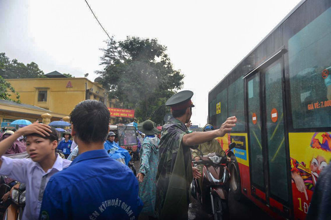 Sinh viên tình nguyện dùng ô to đưa sĩ tử thoát cơn mưa rào ảnh 3