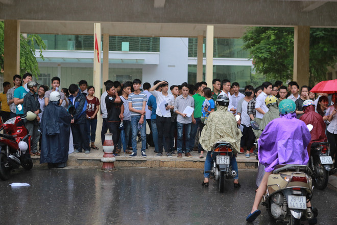 Sinh viên tình nguyện dùng ô to đưa sĩ tử thoát cơn mưa rào ảnh 10