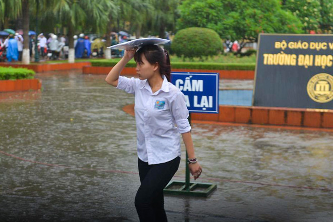 Sinh viên tình nguyện dùng ô to đưa sĩ tử thoát cơn mưa rào ảnh 2