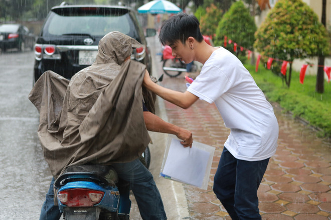 Sinh viên tình nguyện dùng ô to đưa sĩ tử thoát cơn mưa rào ảnh 16