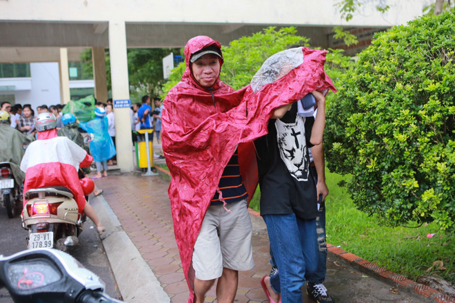 Sinh viên tình nguyện dùng ô to đưa sĩ tử thoát cơn mưa rào ảnh 6